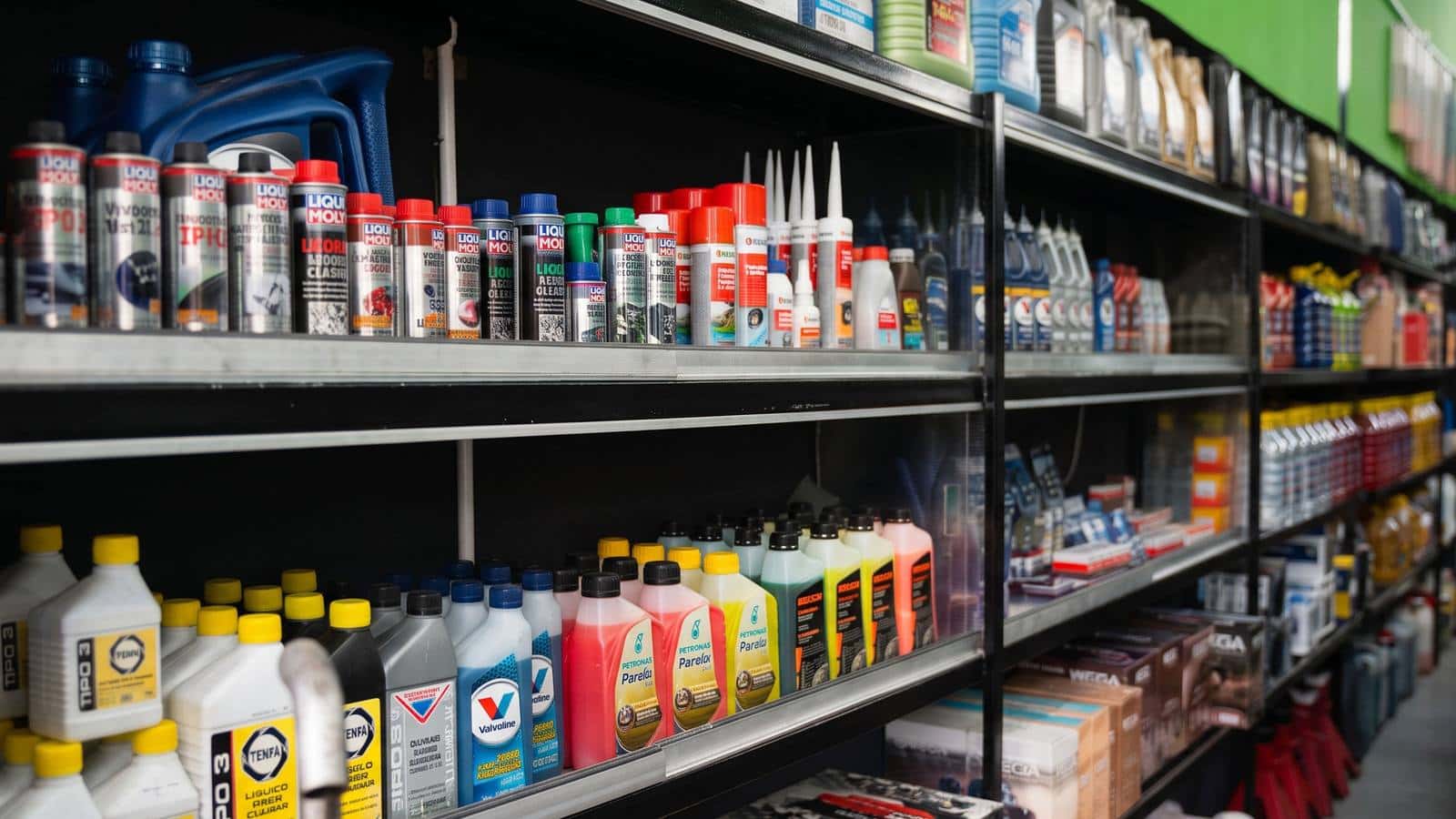 Estantería con botellas de aditivos, lubricantes y productos de detailing