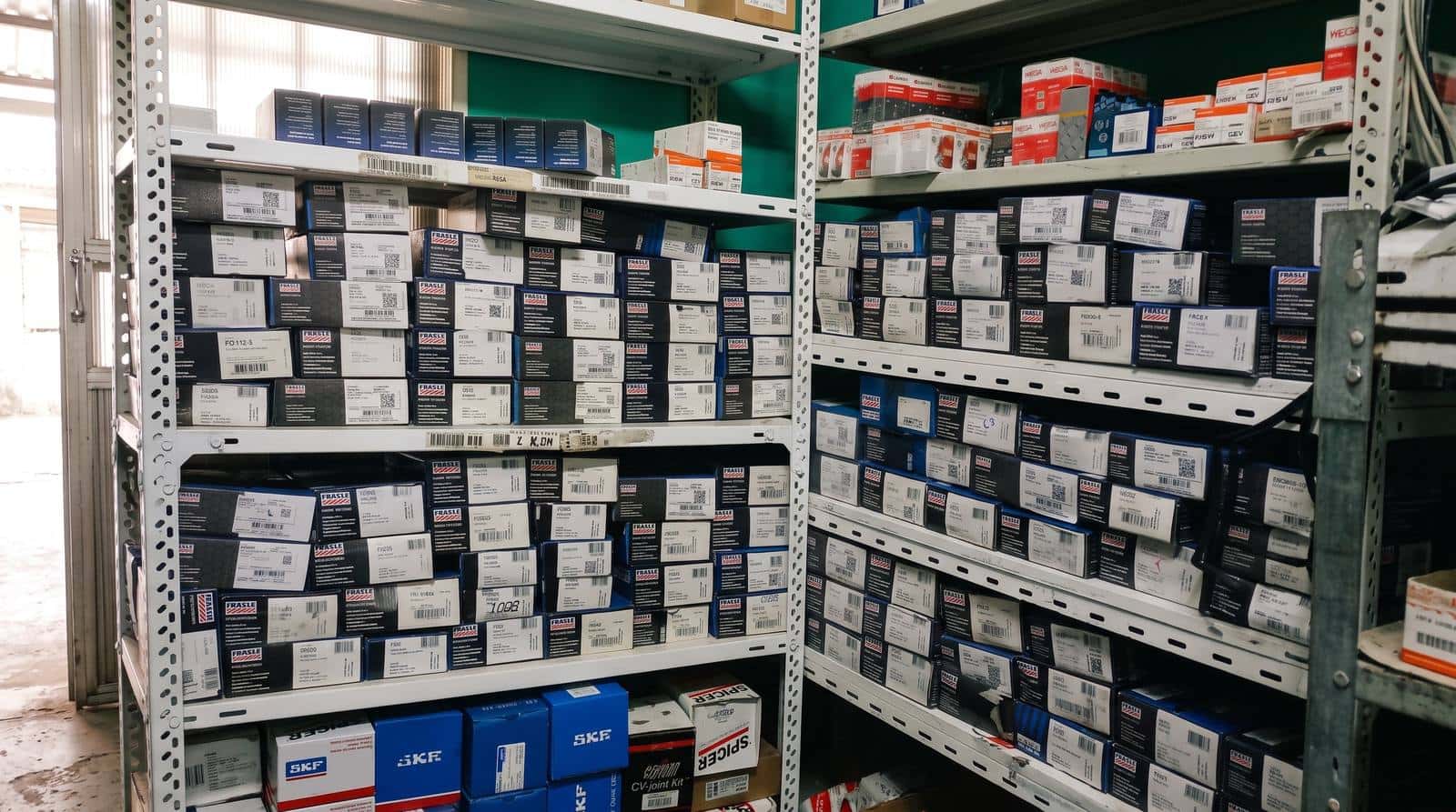 Estanterías del taller con cajas de pastillas de freno, filtros y kits de distribución