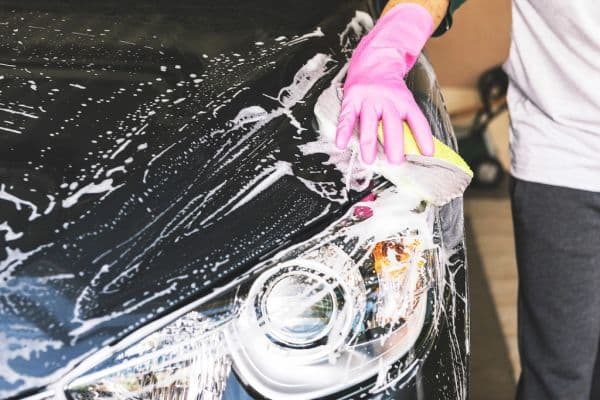 Lavado de la carrocería de un auto con espuma