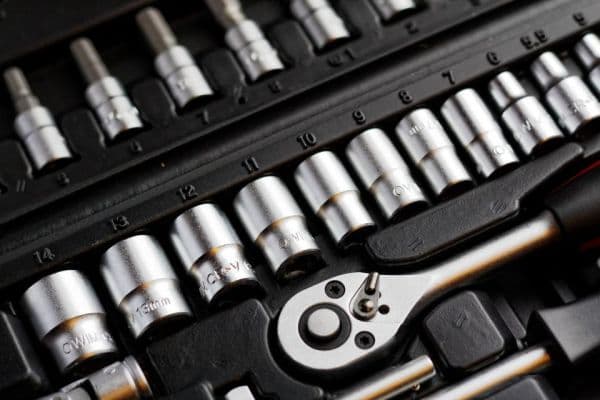 Juego de dados y llave de crique en una caja de herramientas